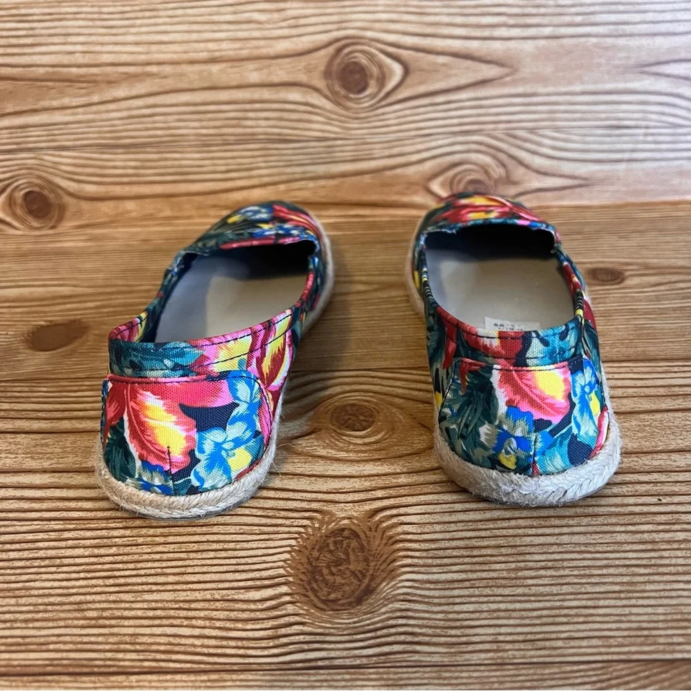 American Eagle Size 6.5 Floral Slip On Canvas Flat Shoes Closed Toe